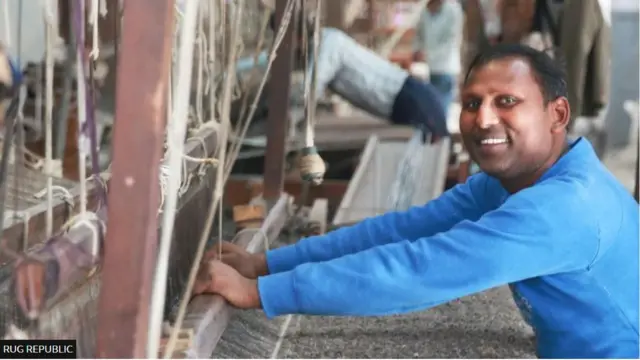 عامل في مصنع جمهورية البسط يعمل على النول