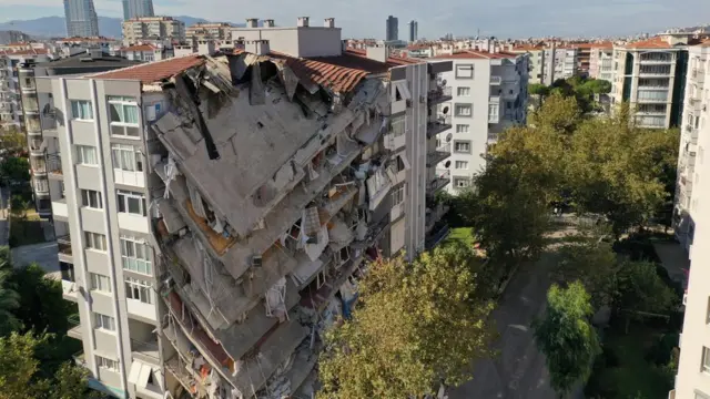 مبان تضررت جراء الزلزال في إزمير