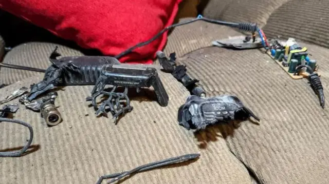 Simu ya upepo yenye nembo ya ICOM iliharibiwa na mlipuko katika nyumba moja nje kidogo ya Baalbek.