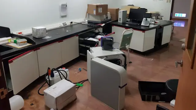 Suasana ruang kerja Indra setelah gempa melanda, pada Rabu (03/04).