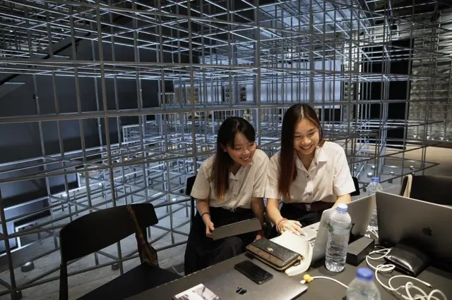 นิสิตผู้หญิงสองคน