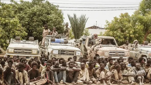 Un groupe de rebelles capturés du FACT (Front pour le changement et la concorde au Tchad) est exposé avec leurs armes et véhicules confisqués au quartier général de l'armée tchadienne à N'Djamena, le 9 mai 2021.