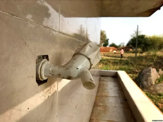इस नल की टोंटी से कभी पानी नहीं आया