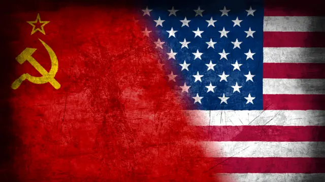 Banderas de la URSS y EE.UU.