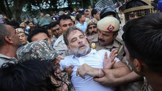 21 जुलाई को लोकसभा में विपक्ष के नेता राहुल गांधी को पीएम आवास से उठाकर ले जाती पुलिस