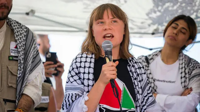 Greta Thunberg mikrofona konuşuyor.