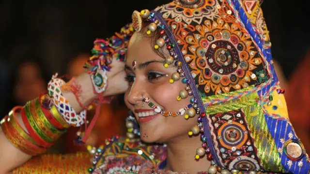 નવરાત્રિ સમયનો શણગાર કરેલાં મહિલા 