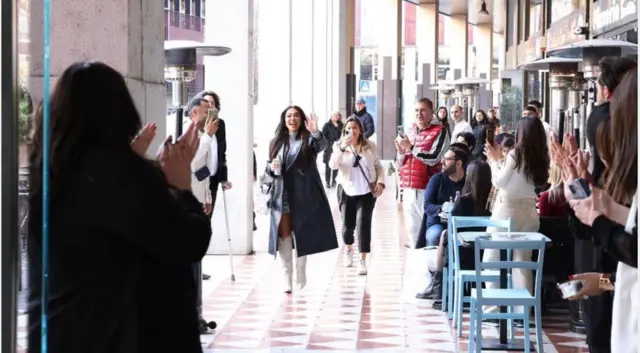 Huda Kattan alkışlanıyor