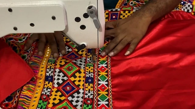 નવરાત્રિ 2025, કપડાં, કેડિયું, ચણિયા ચોલી ટોપી વગેરે કેવી રીતે બને છે, બીબીસી ગુજરાતી 