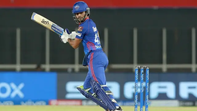 शिखर धवन ने 47 गेंदों में 4 चौकों और 1 छक्के की मदद से 46 रन बनाए