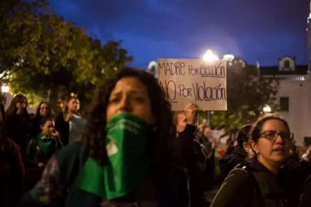 ఈక్వెడార్ లో చిన్నారులపై అత్యాచారాలకు నిరసనగా అనేక ఆందోళనలు జరిగాయి