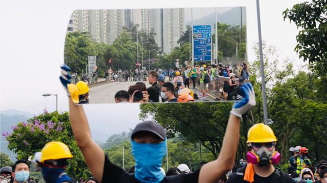 新界大埔示威者举起一面镜子（10/8/2019）