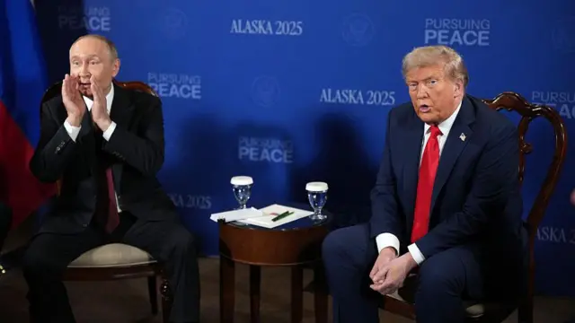Президент США Дональд Трамп (справа) и президент России Владимир Путин (слева) проводят встречу 