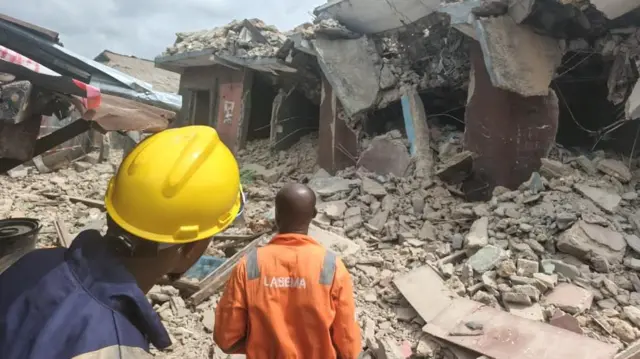 Awọn oṣiṣẹ ajọ LASEMA nibi ile to wo naa