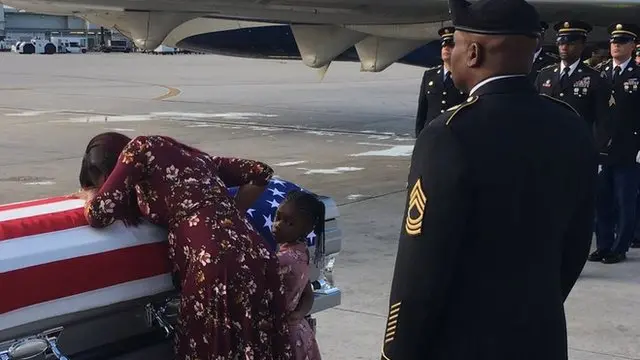 Myeshia Johnson, viuda del militar fallecido, recibiendo los restos de su marido en el aeropuerto de Miami.