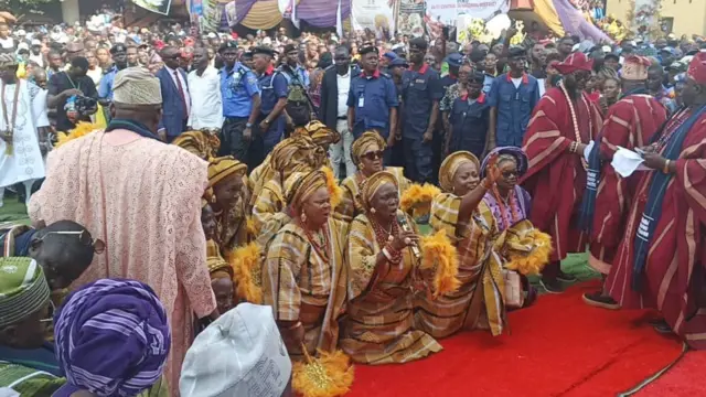 Awọn ẹgbẹ obinrin kan n ki kabiyesi ilu Ado Ekiti lori ikunlẹ ninu aṣọ ẹgbẹjọda wọn.