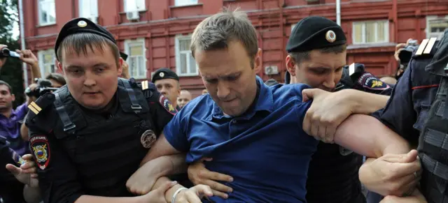 Alexei Navalny oo isku dayay in uu isu diiwaangaliyo tartanka duqa magaalada Moscow July 10, 2013.