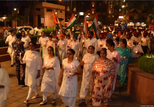 ਇਹ ਕੈਂਡਲ ਮਾਰਚ ਟਾਊਨ ਹਾਲ ਤੋਂ ਸ਼ੁਰੂ ਹੋਇਆ ਅਤੇ ਜਲ੍ਹਿਆਂਵਾਲਾ ਬਾਗ ਜਾ ਕੇ ਰੁਕਿਆ।