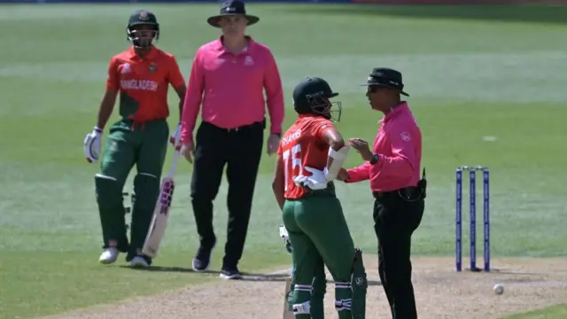 সাকিব রিভিউয়ের পরে আবারও আম্পায়ারের কাছে যান