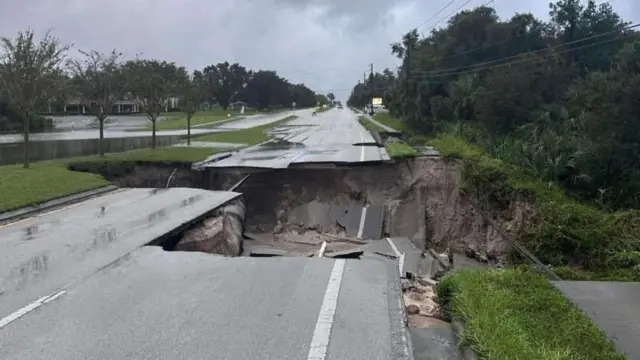 Un camino destruido por el huracán