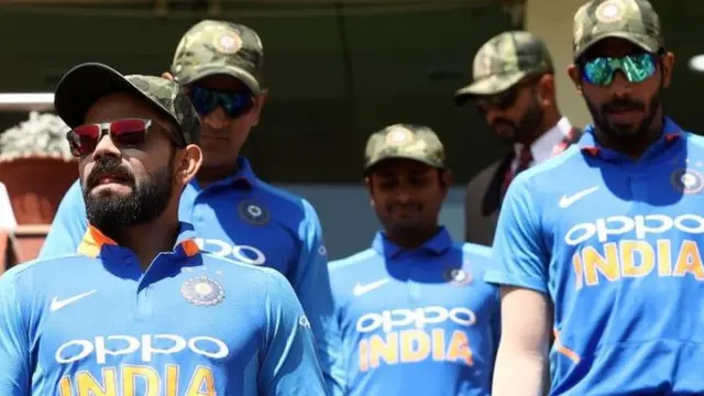 రక్షణ బలగాల టోపీని ధరించిన కోహ్లీ సేన