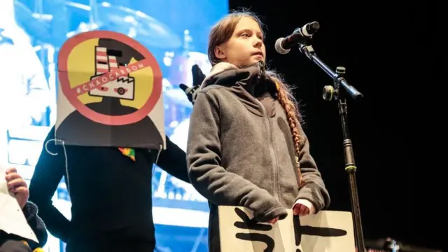 Greta Thunberg encabezó la marcha en Madrid por la cumbre del clima este 6 de diciembre de 2019 .