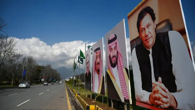 پوستر عمران خان، نخست وزیر پاکستان در کنار تصویر محمد بن سلمان و ملک سلمان در اسلامآباد