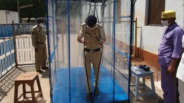 જેલમાં સેનેટાઇઝિંગ ટનલ