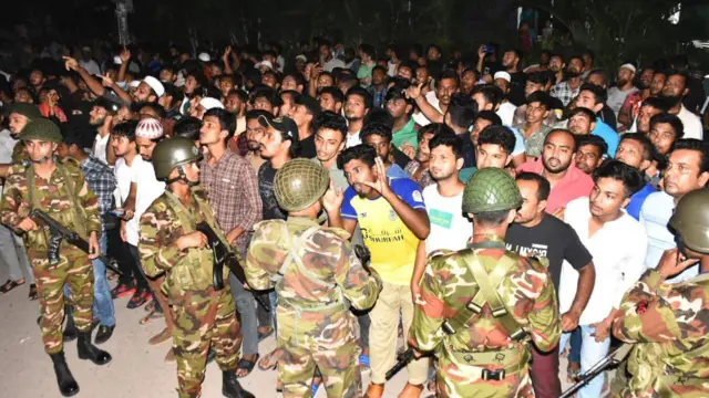 খুলনা মেট্রোপলিটন পুলিশ কার্যালয়ের সামনে বুধবার রাতে