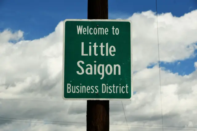 Tấm biển chào mừng đến khu Little Sài Gòn ở Denver, Colorado, Mỹ