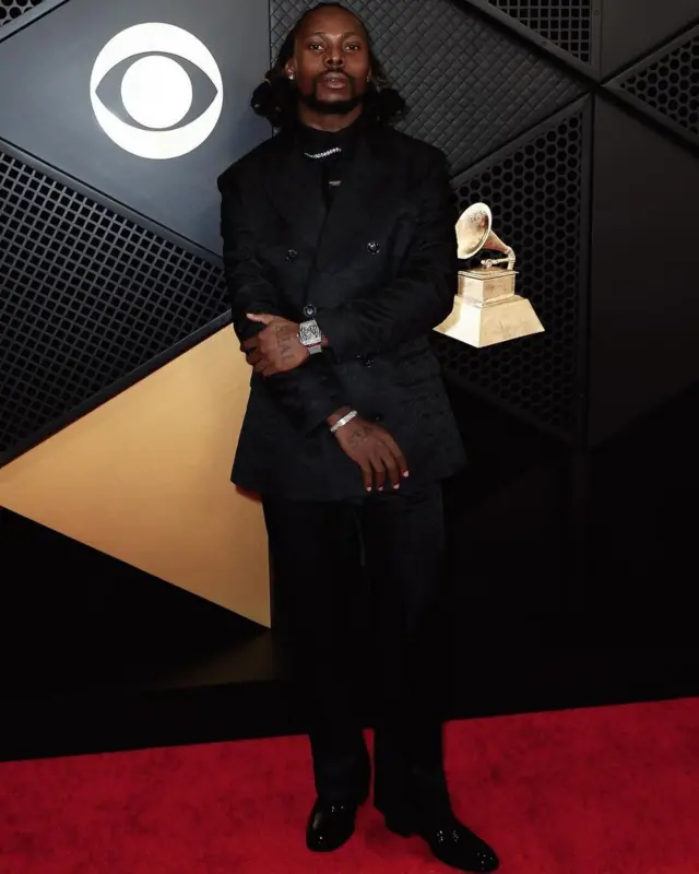 Asakẹ nibi igbami ẹyẹ naa