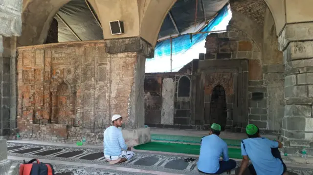 হিন্দু মন্দির ভেঙ্গে জাফর আলি খান গাজি এই মসজিদ ও পার্শ্ববর্তী দরগাহ বানিয়েছিলেন বলে দাবী করা হচ্ছে