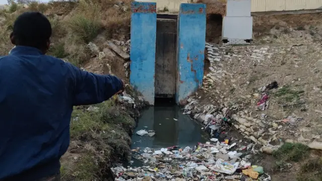 जहां किशनलाल फंस गए थे वहां इशारा करते उनके साथी मनोज