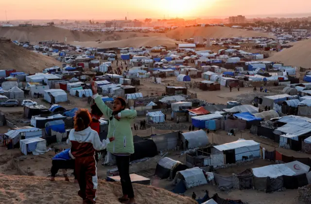 Çadırlar önündeki çocuklar