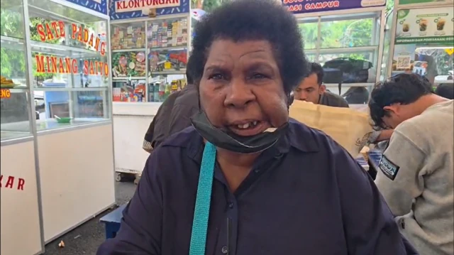 Mama Yasinta saat makan di sebuah kantin di dekat Masjid Sunda Kelapa, Menteng, Jakarta Pusat, tak jauh dari gereja, tempatnya beribadah.