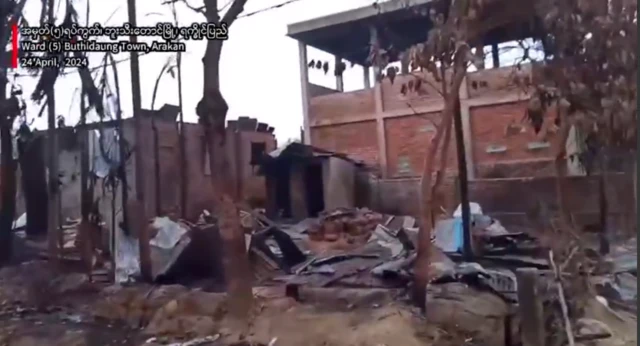 ဘူးသီးတောင်မြို့ ရပ်ကွက် ၅ ထဲက မီးရှို့ခံရတဲ့ နေအိမ်မြင်ကွင်း