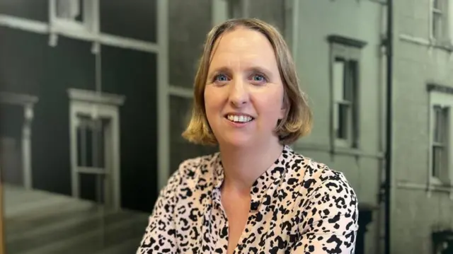 د جرمونو د بیاکتنې مشرې افسرې جوان سمېت د مېرمن ډان قضیه بیا پرانیسته