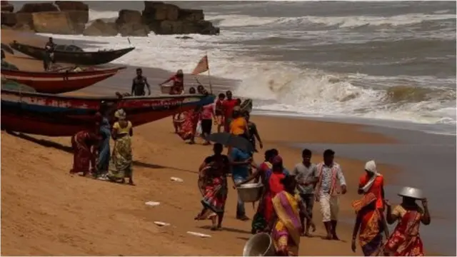 ঘূর্ণিঝড় ফণীর কারণে ভারতের উড়িষ্যার পুরি এবং আশপাশের জেলাগুলোর সবাইকে আশ্রয় কেন্দ্রে চলে যেতে বলা হয়েছে