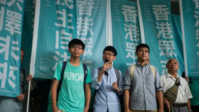 前学联秘书长周永康(左三)