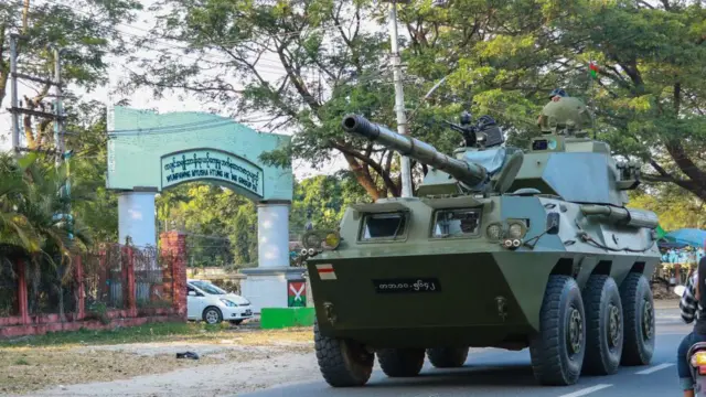 အာဏာသိမ်းအစောပိုင်းကာလ ၂၀၂၁ ခုနှစ်၊ ဖေဖော်ဝါရီလ ၂ ရက်နေ့မှာ မြစ်ကြီးနားမြို့ပေါ်မှာ ကင်းလှည့်နေတဲ့ စစ်ကောင်စီတပ် 