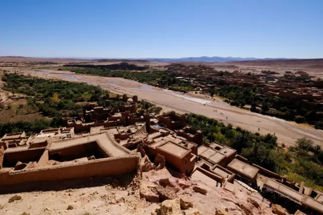 Vue depuis le point culminant du ksar d'Aït-Ben-Haddou, dans la province de Ouarzazate, au Maroc. Le ksar, un village fortifié, est un lieu de tournage très prisé, utilisé dans des films hollywoodiens tels que « La Momie », « Gladiator », « Babel » et dans la série télévisée populaire « Game of Thrones ». 