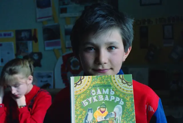 Школьник с саамским букварем