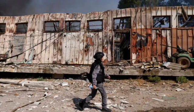 கடந்தாண்டு அக்டோபர் மாதத்திலிருந்து இஸ்ரேல் மீது ஹெஸ்பொலா தாக்குதல் நிகழ்த்திவருகிறது. இதனால் கிர்யோட் ஷ்மோனா போன்ற வடக்கு இஸ்ரேலில் உள்ள பகுதிகளில் வசிக்கும் பல்லாயிரக்கணக்கான மக்கள் இடம்பெயரும் நிலைக்குத் தள்ளப்பட்டுள்ளனர்