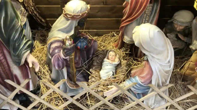 Ыйсанын туулган күнү (Кристмас) майрамына арналган базардын германдык бөлүгүндөгү Ыйса төрөлгөн учур сыпатталган көргөзмө. Кардифф шаары, Улуу Британия. 10.12.2019.