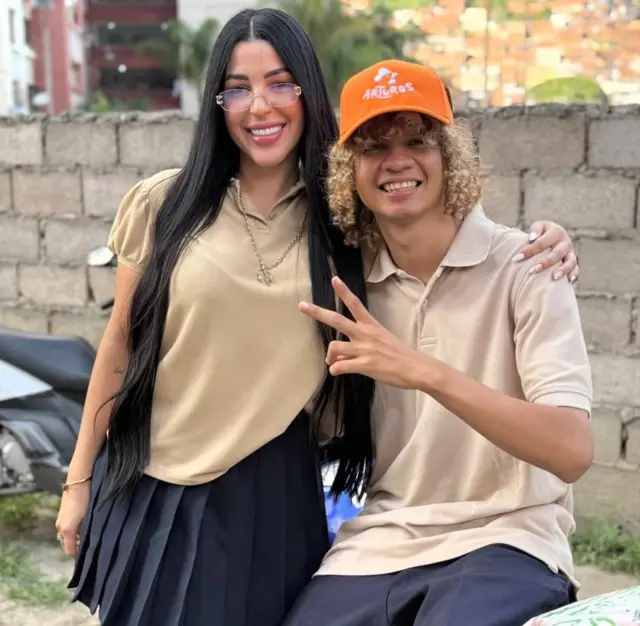 Araya con uno de sus compañeros actores vestidos como estudiantes de secundaria.