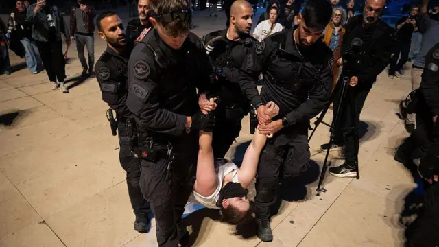 तेल अवीव में ईरान और लेबनान में इसराइली हमलों के ख़िलाफ़ विरोध प्रदर्शन हुआ (तस्वीर: 4 अप्रैल)