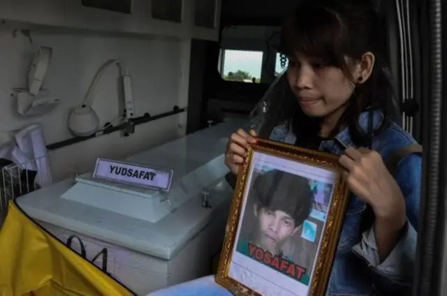 Jenazah seorang karyawan PT Istaka Karya yang korban penembakan oleh kelompok bersenjata di Nduga, Papua, 8 Desember 2018, diterbangkan ke Palu, Sulteng.