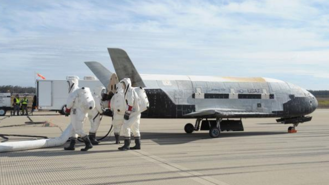 เครื่องบินอวกาศ X-37B ขณะกลับถึงพื้นโลก หลังปฏิบัติภารกิจครั้งที่ 3 เมื่อปี 2014