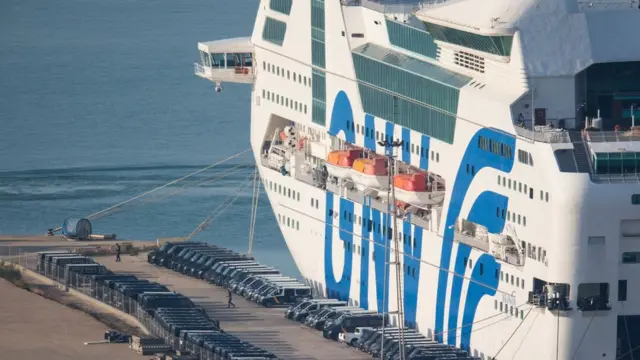 Barco con carros de policía