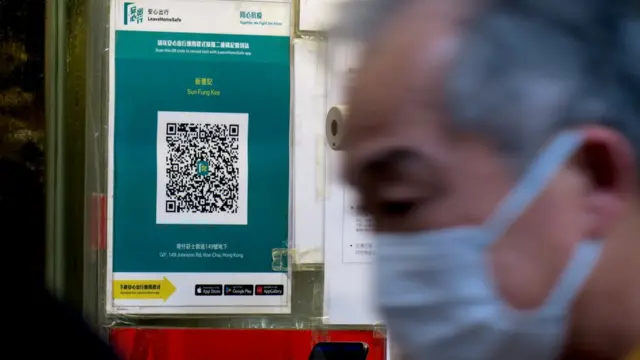 香港灣仔某食店門外仍未撕下的「安心出行」場所二維碼（16/12/2022）